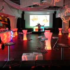 Saal mit Leinwand und Dj vor der Buehne